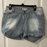 Adam Levine Shorts   Photo 0