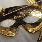 Vintage Butler rhinestone theater mask feather masquerade Mardi Gras pin brooch Gold Photo 92