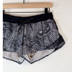 Lululemon Women Shorts Black Lululemon Hotty Hot Paisley Stretch Athletic Size 6 Photo 5