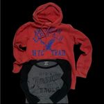 π¦
BUNDLE: red classic hoodie and American Eagle Raglan top π¦
Photo 1