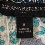 BANANA REPUBLIC Factory black, white & teal paisley short sleeve top. Small. EUC Black Photo 3