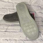 Dearfoams  Women's Quilted Gray and Pink Slippers Photo 2