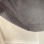 Athleta  Pure Tee Womens Medium Ruched Side Short Sleeve Gray Shirt Yoga Fitted‎ Photo 3