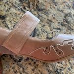 western style pumps with cross strap Size 6 Photo 5