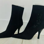 Apostrophe ”Olivia” Sz 8 1/2M Black Faux Suede Floral Accent  Ankle Boots NEW! Photo 0