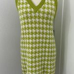 Stitch & Pine Large Green, White Houndstooth Sleeveless V Photo 0