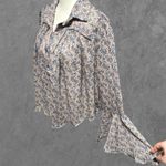 Dress Forum  LOS ANGELES | Floral Flare Sleeve Button Down Collared Blouse Size L Photo 4