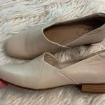 Clarks  Collection Shoes size 8 Ivory Leather so soft heel 1” so beautiful shoes Photo 0