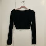 Le lis  Black Long-Sleeve Crop Top with Ring Design Photo 3