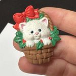 Hallmark Cards HMK Christmas White Kitty Cat In Basket Holiday Brooch Pin Photo 1