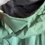 The North Face Green rain jacket key with hood and bill size xs Photo 5