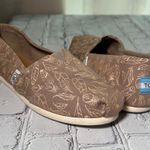 Toms  Women's Metallic Tan and Copper Gold Leaf Pattern slip on Flats size 5.5 Photo 0