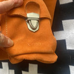 XOXO Orange suede shoulder bag with an organic rustic look Photo 4