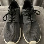 Nike Womens  roshe one sneakers Photo 3