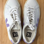 VEJA  Women's White and Lavender Sneakers Photo 0