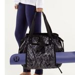Lululemon Om Zig Zag Chevron Black Gray Pattern Tote Style Bag One Size NEW Photo 0