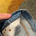 American Eagle NWT Tomgirl Short Light Wash Denim Jean Shorts Frayed Size 8 Photo 3