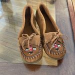 Minnetonka  Brown Native American Cherokee Beaded Moccasins Hard Soles. Photo 0