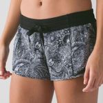 Lululemon Hotty Hot Short
Mini Antique Paisley White Black / Black Size 8 Photo 9