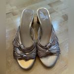 Badgley Mischka Jewel Open Toe Cheryl Backless Double Knotted Block Heels Gold Size 8.5 Photo 3