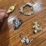 Set of (5) Vinatage Goldtone and Silvertone Brooches Photo 0