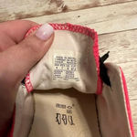 Converse  All Star Low Shoes 
Women’s 7 Men’s 5
Hot Pink Photo 4