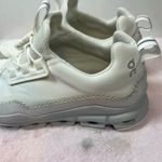 on cloud  Shoes Women’swhite size 8.5 Photo 1