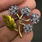 Vintage MONET Purple Glass Rhinestone Hydrangea Flowers Enameled Leaf Brooch 8g. Photo 2