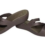 Crocs  Brown Comfort Sandals Slip-On Design strappy 8 summer vacation beach Photo 3