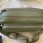 NWT SUGU Brooklyn Triple Zip Camera
Crossbody Bag Green Photo 6