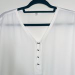 Maurice's Solid White Hook & Eye V-neck Short Sleeve Blouse Photo 2