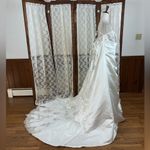 David's Bridal Beautiful David’s Bridal Strapless A lime Side Drape Wedding Gown! Photo 3