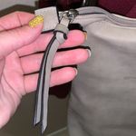 Light grey vinyl adjustable crossbody handbag Gray Photo 6