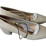 Liz Claiborne Cream Low Block Heel Square Toe Pumps Classic Office Shoes Size 7 Photo 0