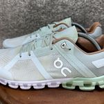 on cloud  women size 8 men’s 6.5 Photo 0