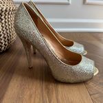 Badgley Mischka  Humbie II Glitter Peep Toe Heel Gold Silver 9.5 Photo 2