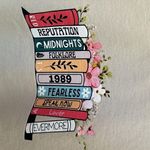 Gildan Taylor Swift Book Albums Sweakshirt Medium Photo 2