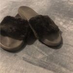 No Boundaries black furry‎ slides 9/10 women’s Photo 1