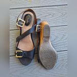 Clarks Like New Leather sandal sz 7.5 Photo 2