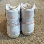 White and pink Blazer Mid 77 trainers #nikeblazer size 7 Photo 4