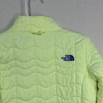 The North Face  Women's Quilted Puffer Jacket - Pale Yellow with Blue Trim Photo 7