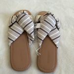Old Navy New  padded soft twist flat sandals, women size 7 Photo 6