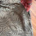 Gap  Green Leaf Print Women's Patch Pocket Shorts Photo 2