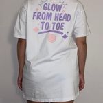 Monat White “Glow From Head To Toe” T Photo 0