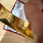 MARC‎ BY MARC JACOBS CREAM ENAMEL GOLD TONED METAL LOGO BANGLE BRACELET 7.5” Photo 7