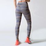 Yelete active camouflage leggings size small Photo 1