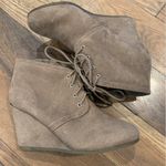 Arizona Jeans Arizona Woman’s Tan Suede Platform Booties Size 7 Photo 2