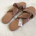 Old Navy New  padded soft twist flat sandals, women size 7.5 Photo 3