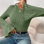 SheIn Long Sleeved Lettuce Cropped Tee Photo 0