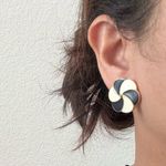 Vintage MONET Navy Blue Black/Beige Enameled Pinwheel Flower Pierced Earrings Black Photo 1